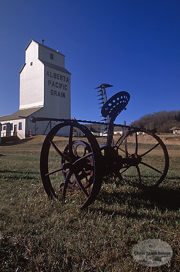Image of wooden elevator and Side Cutter at Meeting Creek, Alberta